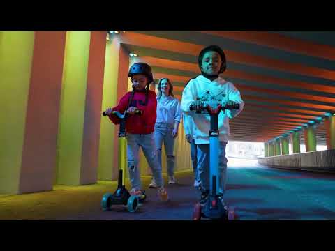 BERG Nexo Foldable Lights Magnet Deck 3 Wheeled Scooter Lime