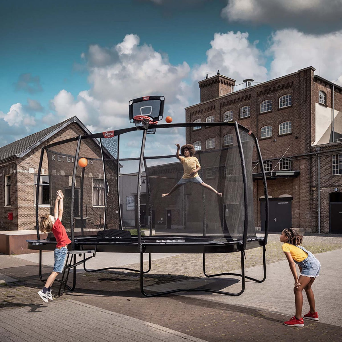 The BERG TwinHoop can be used inside and outside of the trampoline.