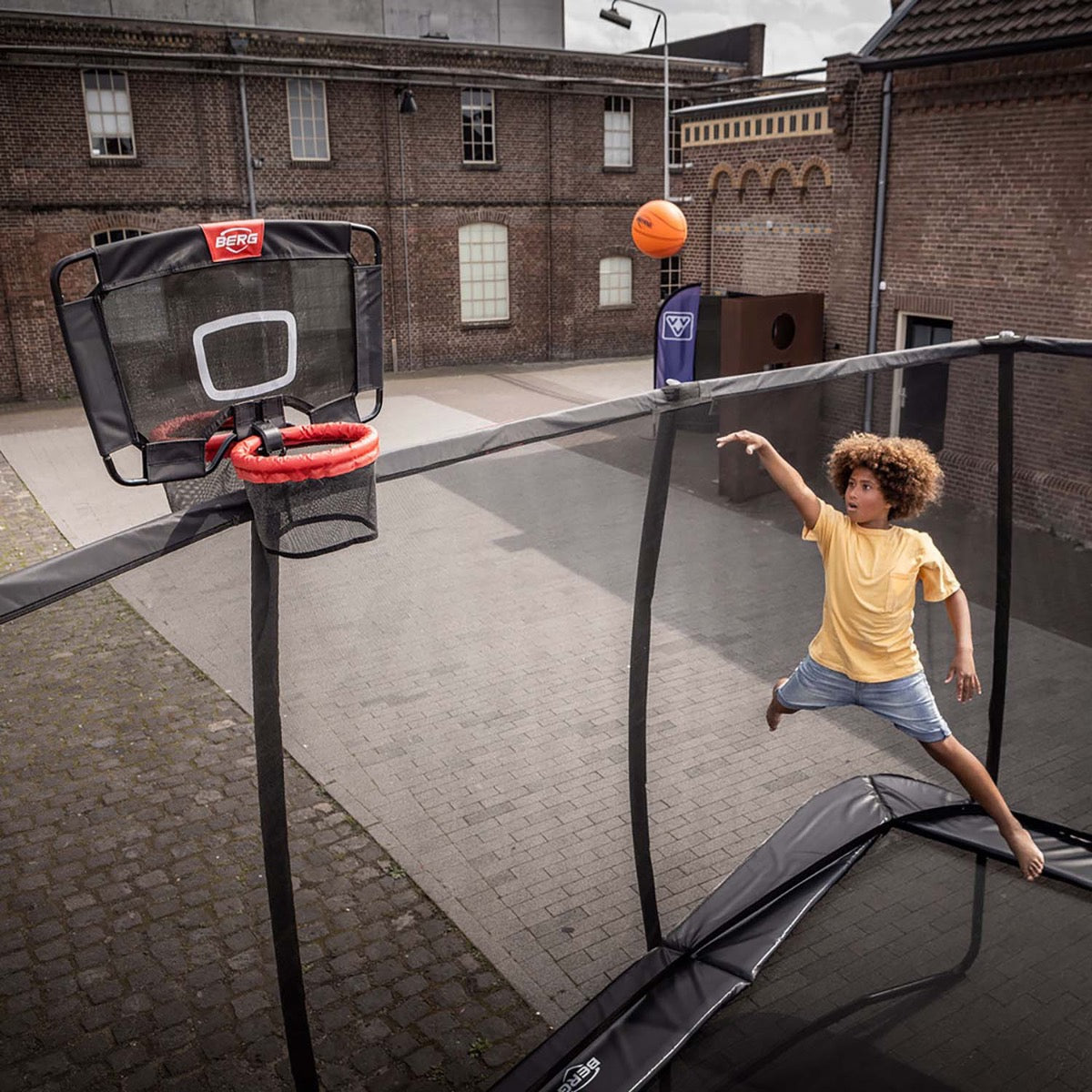 The BERG TwinHoop can be used inside and outside of the trampoline.