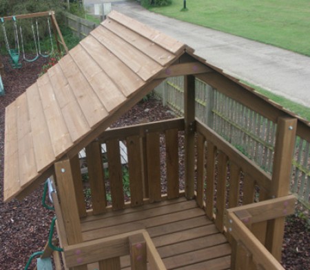 CREATIVE PLAYTHINGS WILLIAMSBURG WOODEN ROOF - ONLY Â£170 